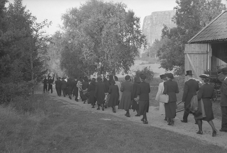 Text till bilden: "Begravning i Lyse Kyrka. Best. A. Ahl Skullrum, Lyse. 1949.09.24"












i