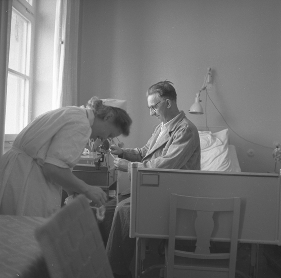 Text till bilden: "Lasarettet, Lysekil. Interiör. Arbete. 1952.03.26"










i