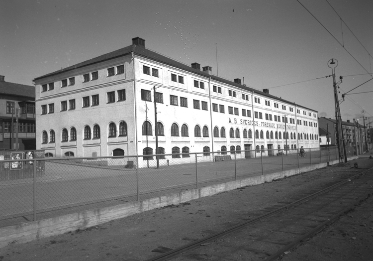 Text till bilden: "Lysekil. Exteriör. Sv. Förenade Konservfabrik. 1953.04.30"