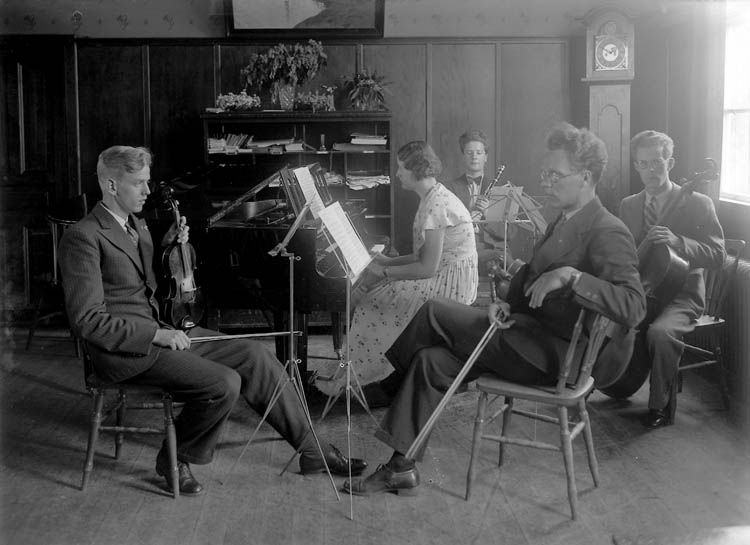 Text till bilden: "Orkester består av en dam på flygel, herrarna spelar fiol, basfiol och knarinett. V.U. skolan 1933-34".