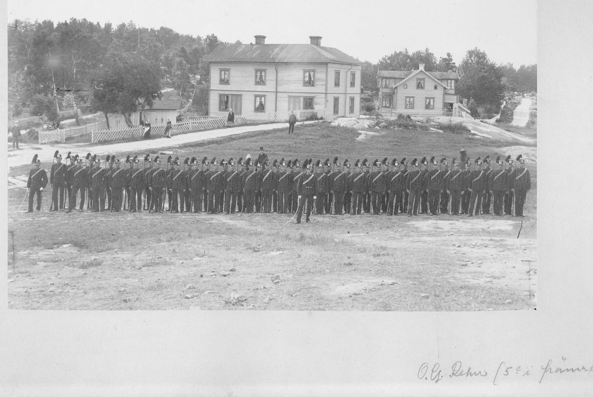 Svea artilleriregemente A 1 uppställt för paradering för kungen av Sachsen vid Vaxö läger på Oscar Fredriksborg år 1888. Nr. 5 i främre ledet är O.G. Rehn. Soldaterna iförda uniform m/1872.