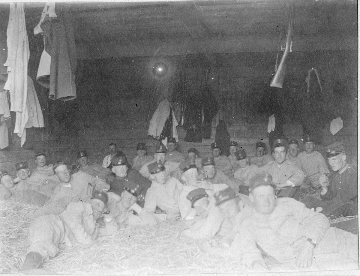 Soldater ur Hälsinge regemente I 14 har slagit läger i lada.