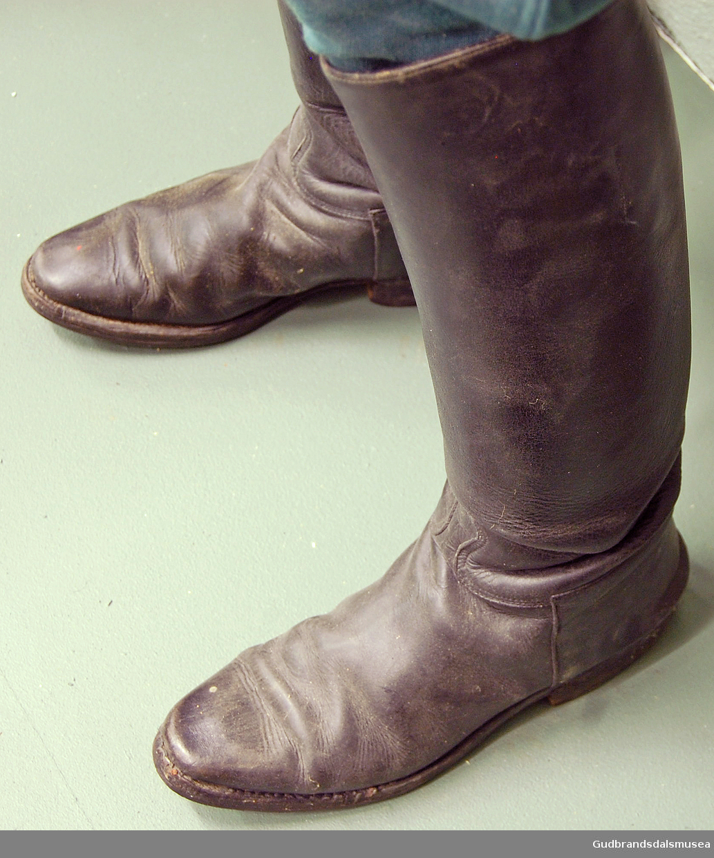 Ett par støvler i svart lær, er høye og har trangt skaft. Etter tysk offiser. 