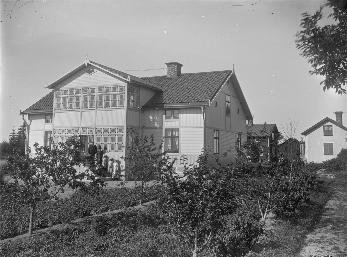 Slaktare Kristen Andersson (1856-1908) med familj, Skälby, Vårfrukyrka socken, Uppland. Huset fr.o.m. 1908 Vårfrukyrka fattighus, senare ålderdomshem.