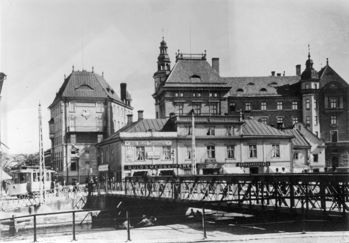 Södra Svängbron mot Östra Storgatan i Jönköping är ännu inte ombyggd till klaffbro, vilket sker år 1915, spårvagnen kör därför över Norra Svängbron.