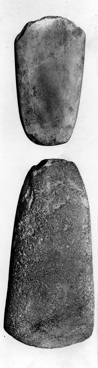 Två stenyxor av äldre typ är funna i norra delen av Rogberga socken.
