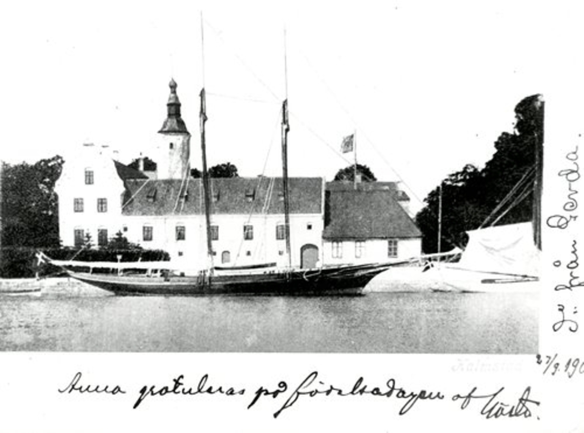 Nissan i förgrunden och Halmstads slott.