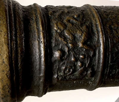 Kanonrör.
Gjutet riksvapen med initialerna G.A.R.S och årtalet 1626. Band med Vasakärvar och akantusblad.