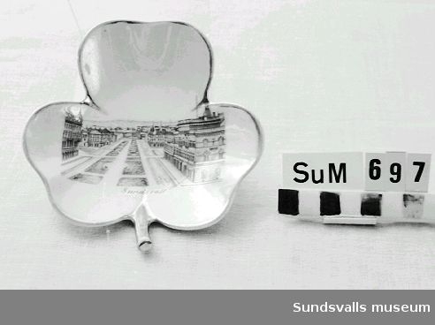 Treklöverformat askfat i porslin med tryckt motiv från Sundsvall. Guldfärgad stämpel i botten 'Import'.