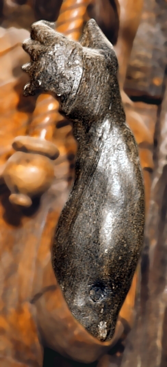 Skulpturdel, nederdelen till en krökt vänsterarm. Två tapphål i fästet. En spricka i handen.



Text in English: Part of a sculpture, the lower section of a curved left arm. Two tapholes in the socket.