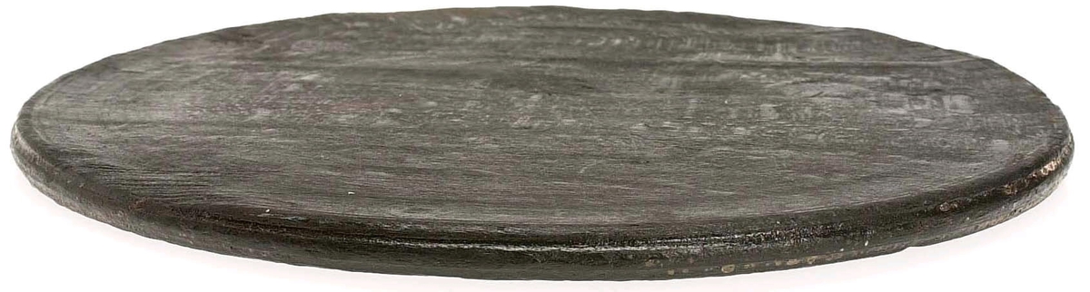 Svarvad disk av trä.
På bägge sidor av disken syns nötningsspår efter kniv. Disken är försedd med ett bomärke som är placerat ca 5 mm från ytterkanten.
Diskens yta tycks vara försedd med en grå beläggning.