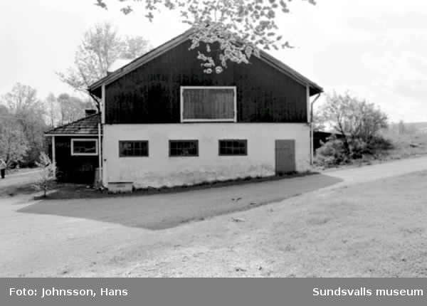Gårdens ladugård och garage dokumenterade inför ev. rivning. Fastigheten ägs av kommunen.