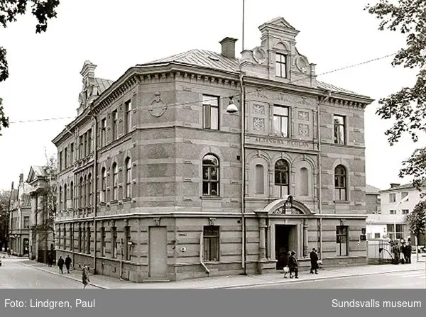 Kyrkogatan 31 i korsningen till Skolhusallén, Altinska skolan, Prästgården t v