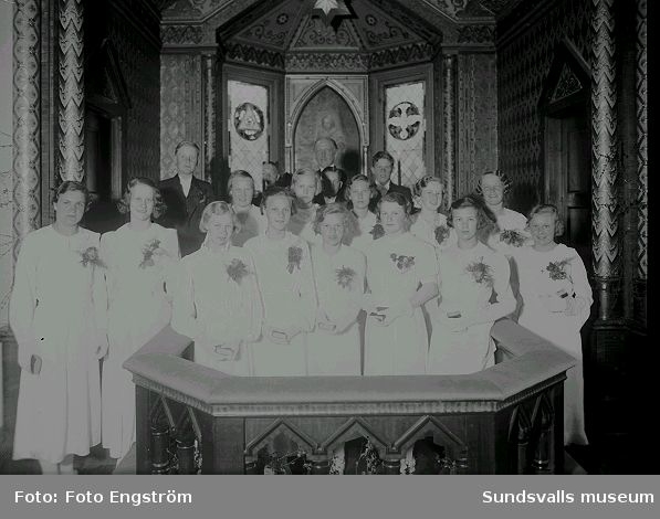 Konfirmander i koret på Svartviks kyrka.