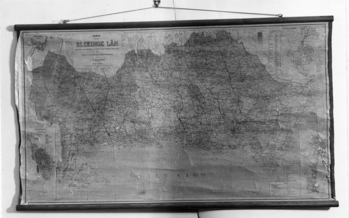 Karta som visar Blekinge län, med särskilda kartor över Karlshamn, Ronneby, och Karlskrona. En tabell utvisande skjutshåll och väglängd jämte skjutslega för 1 häst per nymil enligt länsstyrelsenskungörelse år 1893.

Kartan tillverkad i skala 1:100 000, av papper på väv. I över- och underkant är kartan försedd med träkäppar för upphängning på vägg.
Kartan förvaras som rulle.
