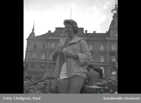 Sundsvalls mässan. Miss World, May-Louise Flodin på torget i Sundsvall.