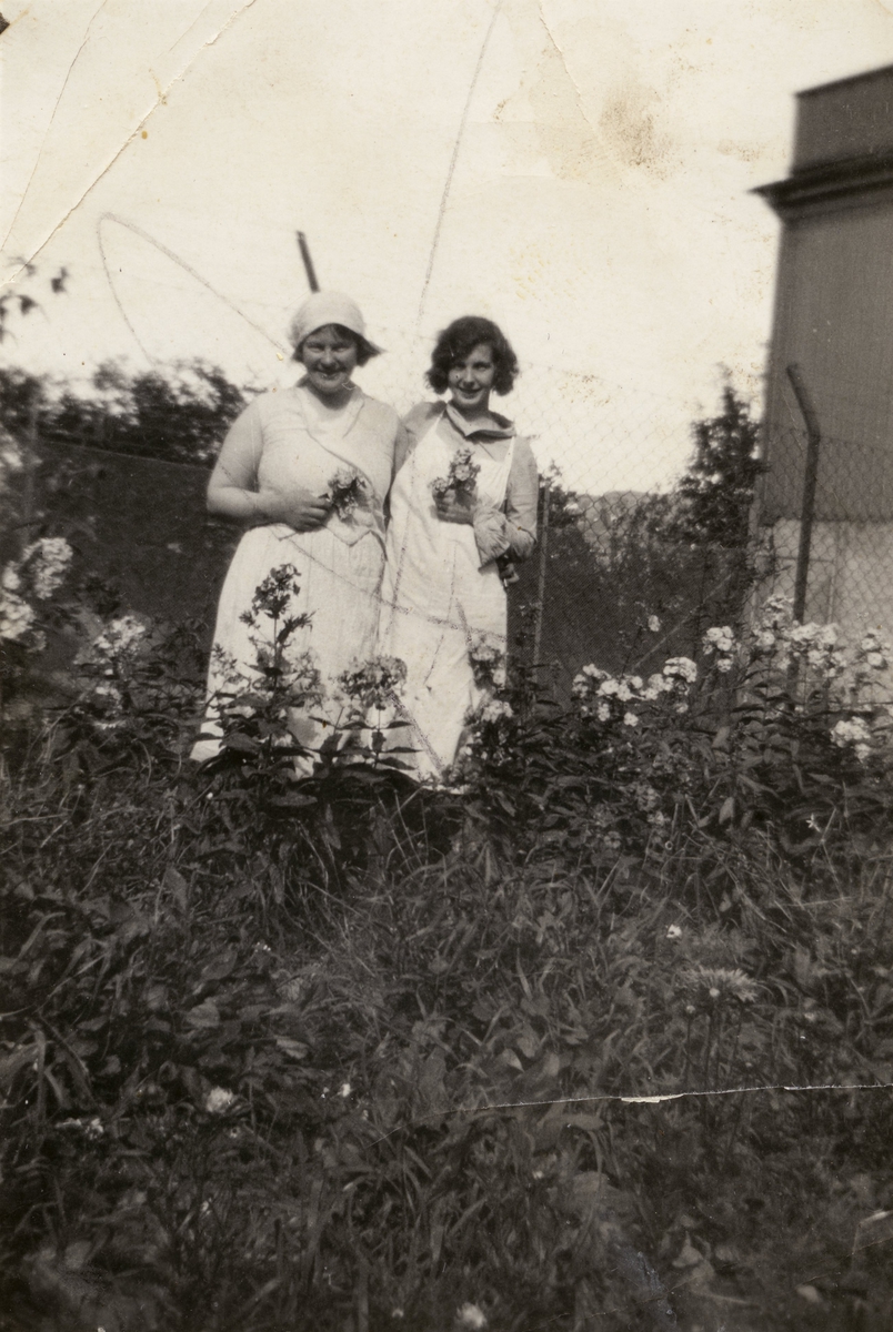 Till vänster i bild står Dagmar, kokerska och till höger Judith Karlsson, köksbiträde på Kärra Hökegård, försörjningsinrättning.

Kärra Hökegård var ett försörjningshem för såväl senildementa som psykiskt sjuka, utvecklingsstörda och ensamstående mödrar. Verksamheten försvann i och med att Lackarebäckshemmet stod klart 1951.