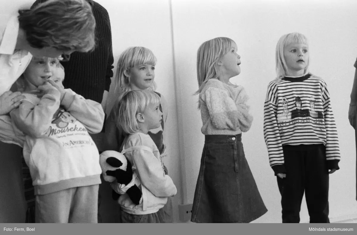 Familjesöndag på Mölndals museum den 20 november 1988 (efter 2011-01-01 Mölndals stadsmuseum). Gatuadressen ändrades 1997 till Norra Forsåkersgatan 19.
Sång och danslekar med Linda Olsbjörk. Dramatisering av fattigauktion med Susanne Brånålt. Dockteater av Skånhällaskolan.