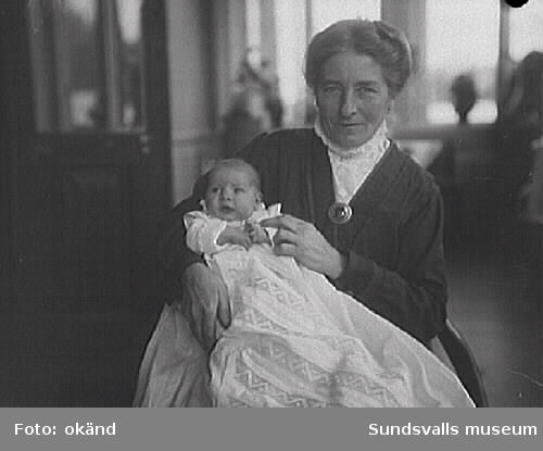 Förmodligen Pussi Norström med ett av sina  barn. Dora Louise (Pussi) Norström var gift med direkören vid Skönvik, Ingenjör Karl Fredrik Lennart Norström, hans mor hette Alma Cecilia Bünsow, gift Norström