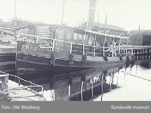 Bogserbåten "Frej" vid kaj vid brädgården, Johannedals sågverk. Olle Westberg var maskinist på Johannedals båtar, brodern Richard var däckskarl.