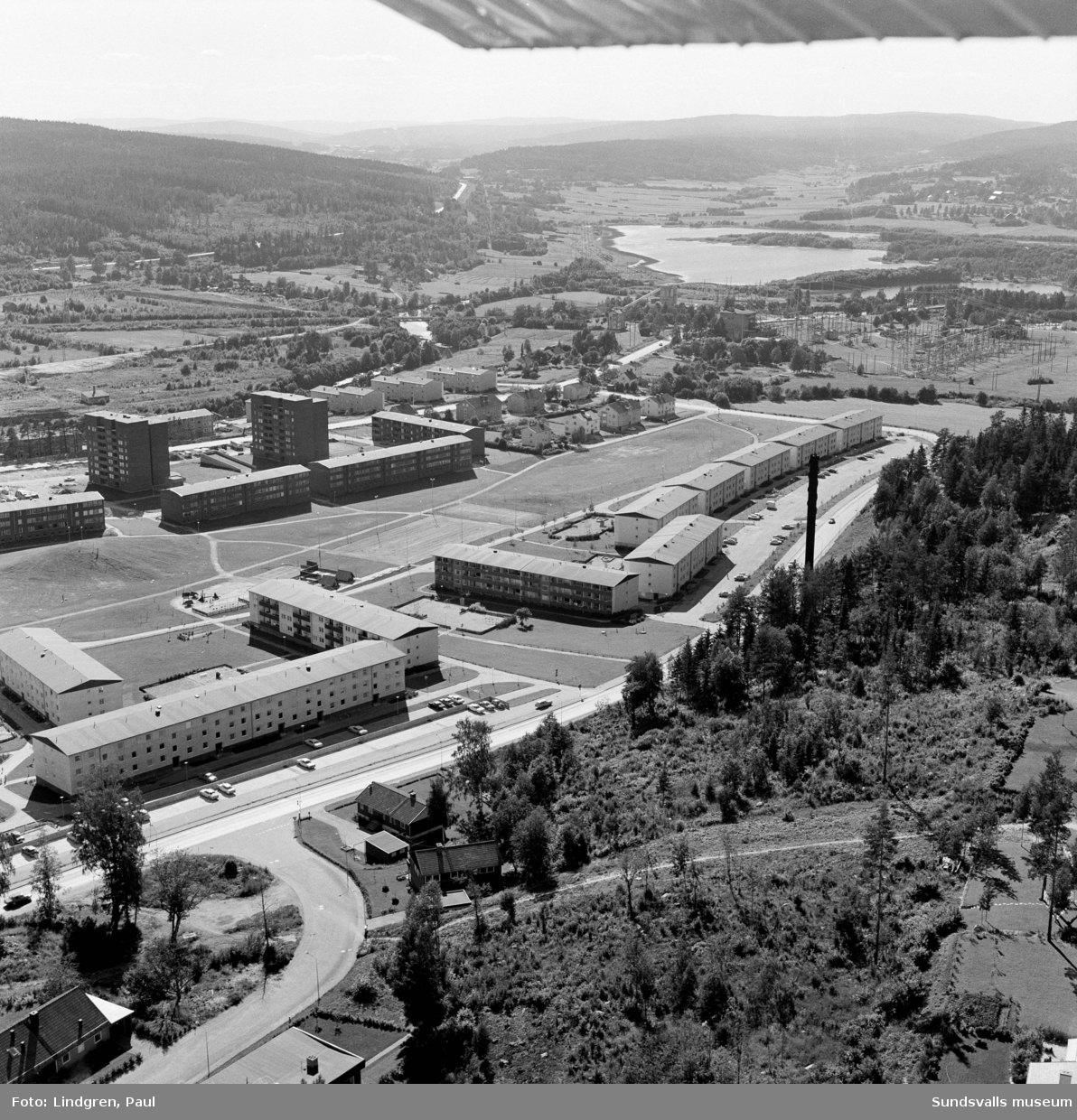 Flygfotografier över bebyggelsen i Granlo, 1970. Punkthusen vid Västra vägen (Röde Orm) är under uppförande.