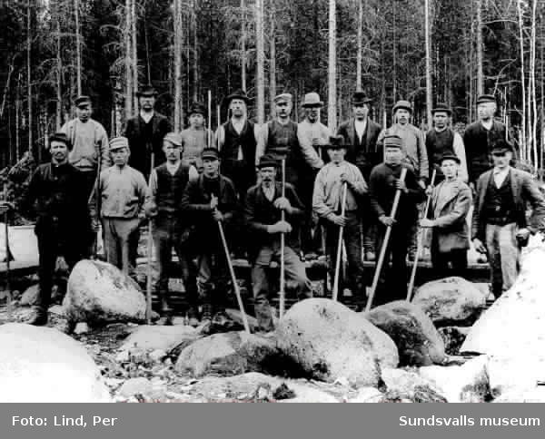 Alby 1898."Grupp vid turbingroppen" ( stenbrottet,  schakten). Flertalet av männnen är utrustade med spett.