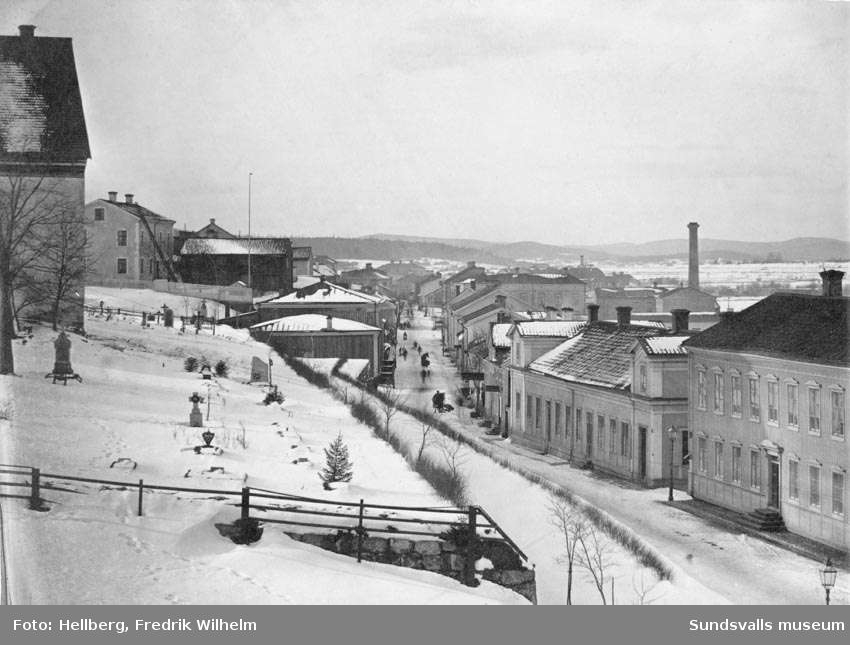 Storgatan västerut. T.v. nedanför kyrkbacken skymtar gaveln på Sundsvalls första teaterbyggnad, invigd 1857 och nedbrunnen 1888.