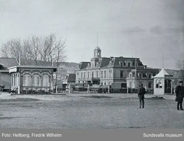 Gamla järnvägsstationen från 1874, invid banan Sundsvall-Torpshammar.
