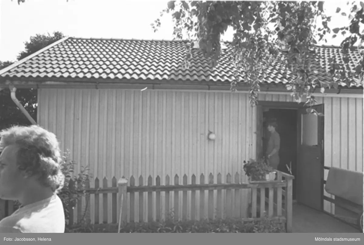 Exteriörbild av bostadshus på Roten M 28 i Mölndals Kvarnby, 1972.