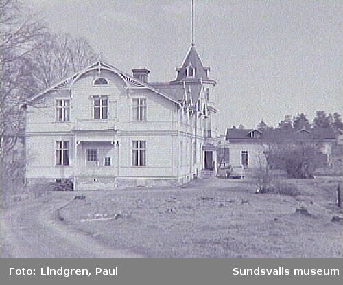Villa Fredriksro. Södra Allén 19. Uppförd 1888 av bokbindaren och bankdirektören Fredrik Oskar Tengström och riven omkring 1965. Från 1923 användes fastigheten som privat sjuk- och konvalescenthem.