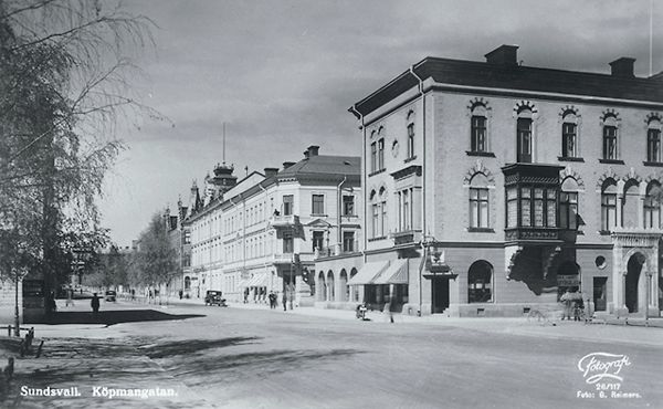 Vy med Köpmangatan och Wikströmska huset närmast. Bildtext till vykortet "Sundsvall. Köpmangatan."