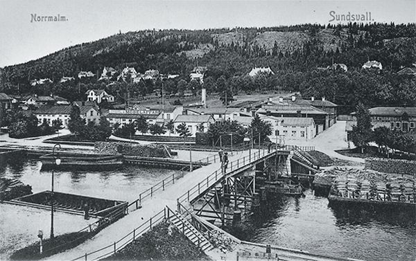 Gamla gångbron (kallad Puckelbron samt Kamelryggen) som förband Norrmalm med Stenstaden (låg i förlängningen av Norrlandsgatan). Bron raserades vid översvämningen våren 1919 och byggdes inte upp igen. Vykort.