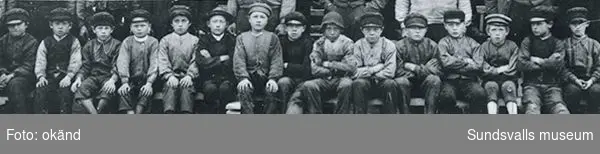 Märkpojkar vid Gustavsbergs sågverk 1893. Del av större gruppbild.
