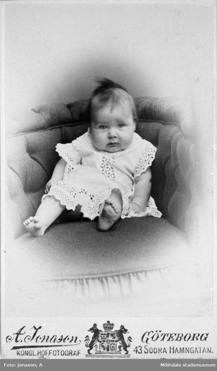 Valdeborg Johansson (1891 - 1970) som baby, cirka 1891/1892. 
Ur Valdeborg Johanssons fotoalbum.