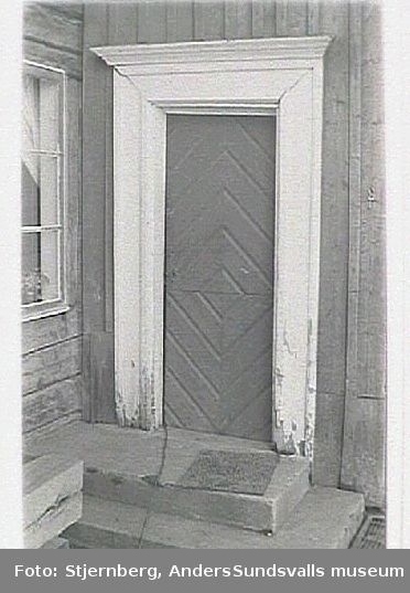 31 Bagarstugan entrè i södra delen som är påbyggd 1890. Dörren dock 1700-tal.