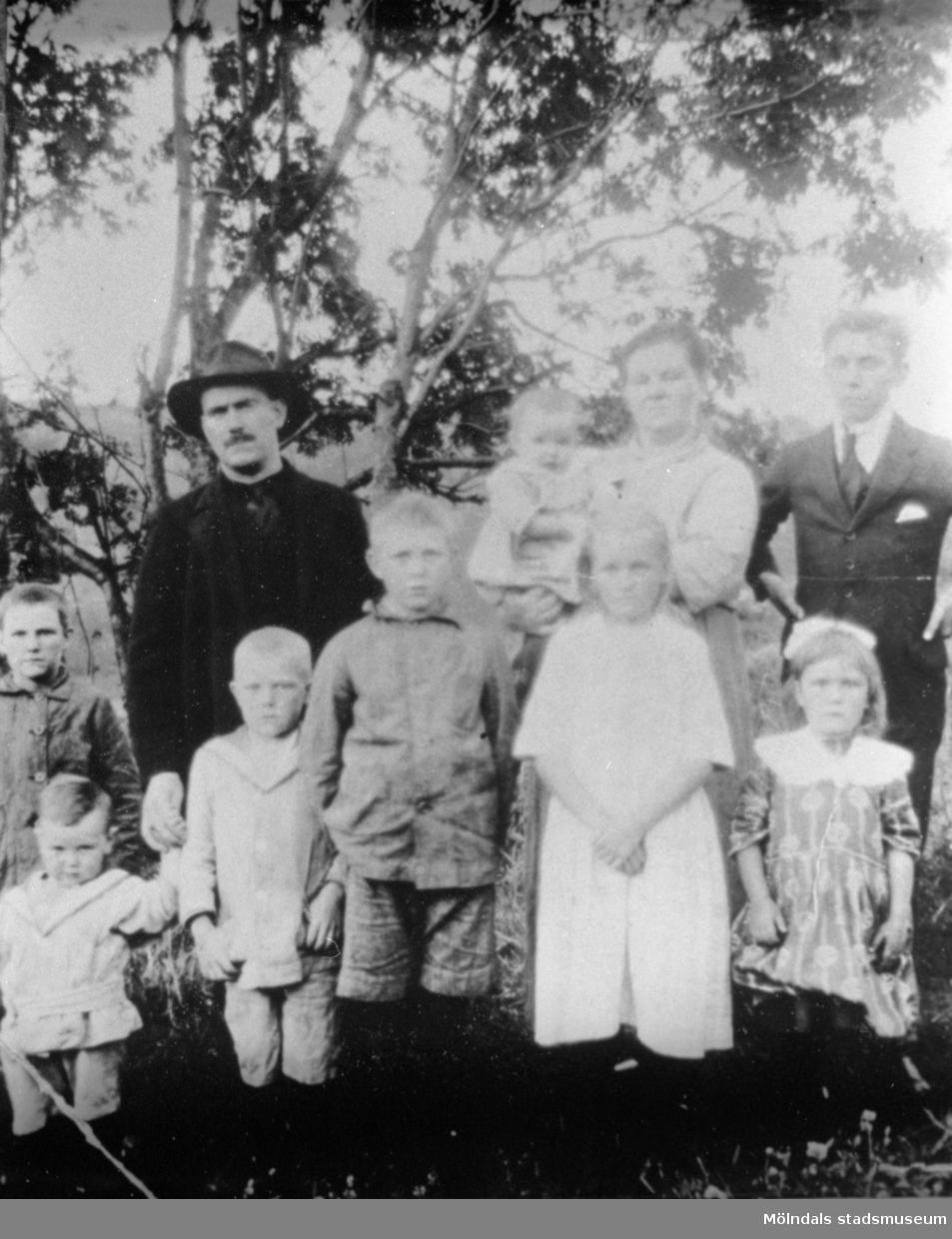 Familjen Törnsson från Krokslätt. Samtliga i familjen, förutom yngste sonen på armen, arbetade på Krokslätts fabriker.