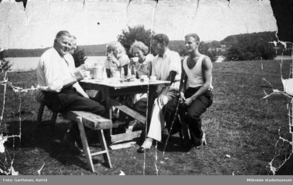 Sex personer har fikapaus vid Fjärås Bräcka, 1930-tal. Helmer Garthman sitter längst till höger.