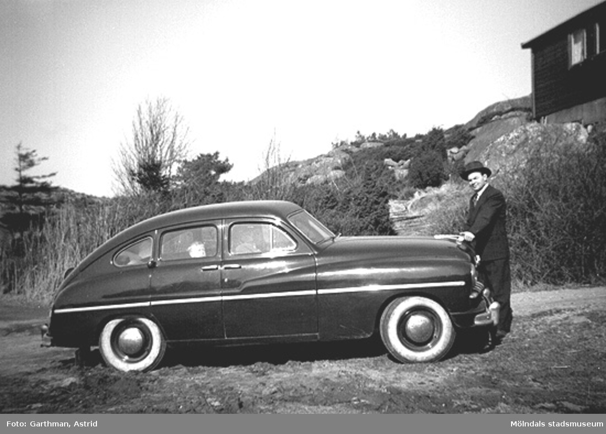 Dimitri Koski står vid sin "ögonsten" - en Ford Vedette. Alf Garthman sitter i baksätet i bilen. Näset, 1955.