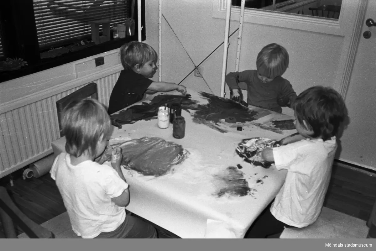 Dagisbarnen Henrik, Fred och Alexandra samt okänd sitter och målar teckningar kring ett bord på Lunkentussen, Katrinebergs daghem 1992-93.