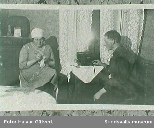 Hildur Pettersson och sonen Halvar hemma i köket.Halvar Pettersson bytte senare tillefternamnet Gäfvert.