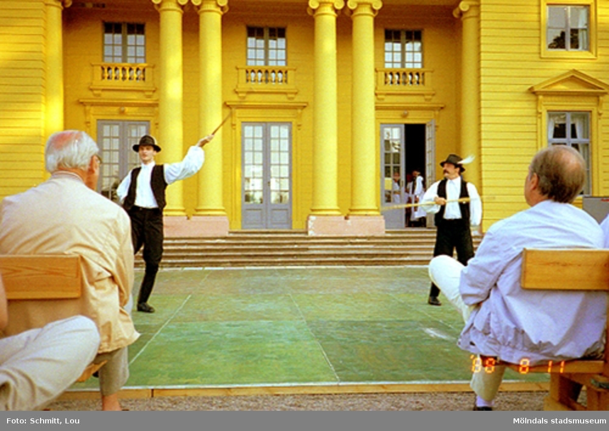 Musik- och dansarrangemang på scen framför slottet.