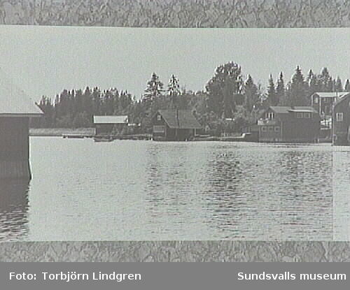 Vyer över fiskeläget, tagna av inventerare Torbjörn Lindgren omkring 1975. De ihopsatta bilderna kommer från Bengt Bygdén, stadsbyggnadskontoret.