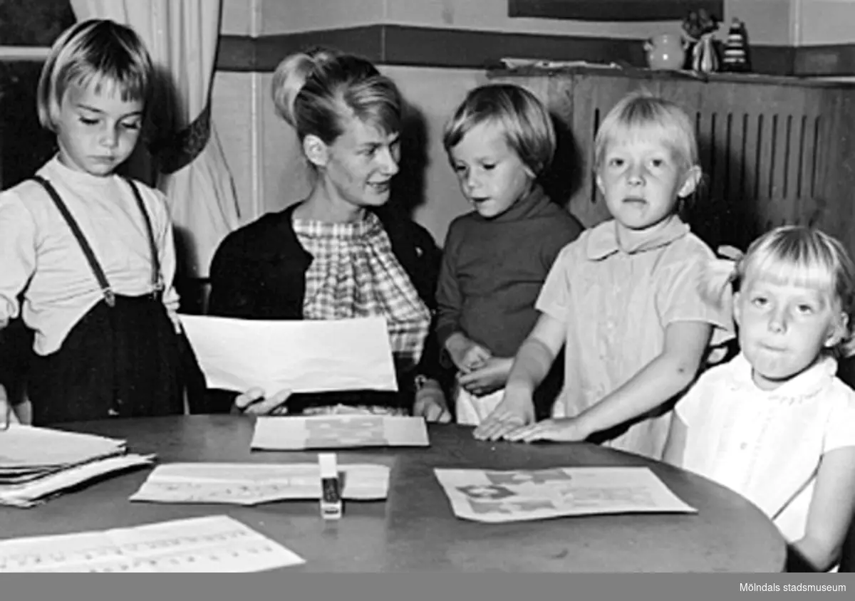 Lärarinnan har läsestund med barnen. Holtermanska daghemmet 1953.