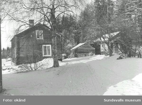 Några av byggnaderna tillhöriga hemmanet Igeltjärnstorpet, som gått i arv i släkten Näslund sedan 1700-hundratalet: fr v "Vandrarhemmet", vedbod samt ett av bostadshusen. Marken köptes 1966 av Sundsvalls kommun för att ge plats för Sundsvalls sjukhus. Byggnaderna revs 1971.