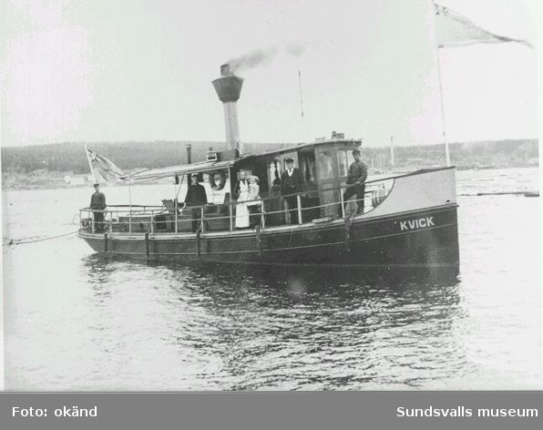 Båten Kvick med unionsflagga.