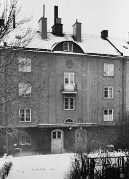 Postverkets personalbostadsfastighet,  Helgalunden 1 - 9, Stockholm. Helgalunden nr 5, Gårdsfasaden.