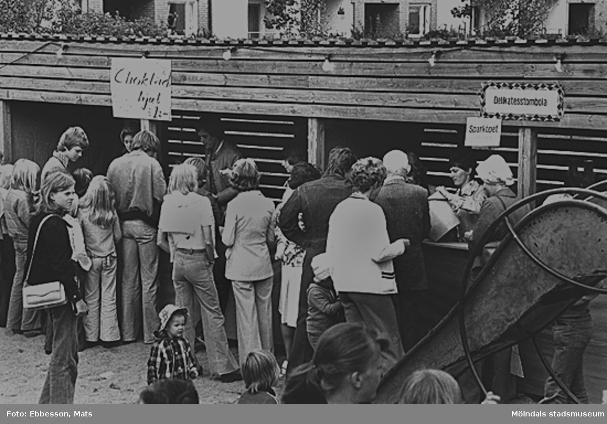 Gårdsfest för boende i bostadsrättsföreningen Tegen, 1974 eller 1975. Mannen till vänster som blickar nedåt är Benny Wederbrand, boende i bostadsrättsföreningen Tegen.