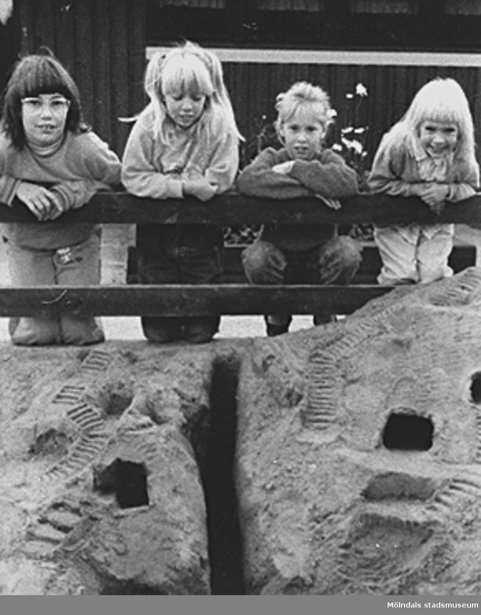 Fyra förskoleflickor gör grottor i sanden, hösten 1989. Från vänster: Marie-Louise Göransson, Åse Andreasson, Katarina Friberg och Anja Andreasson (Åse och Anja är syskon).