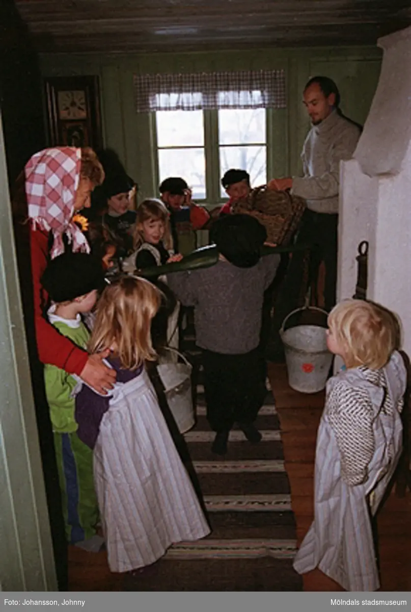 Museipedagog Håkan Strömberg visar förskolebarn Olas stuga 1999-02-18. Tema: Livet förr.