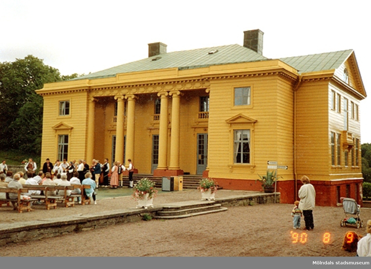 Folkmusikkonsert framför Gunnebo slott, augusti 1990.